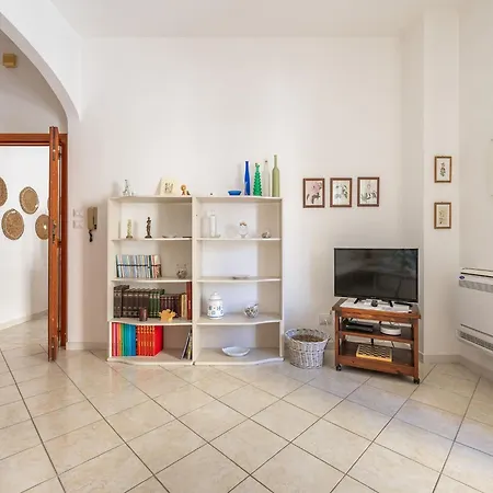 First-floor Just Steps From The Sea דירה *